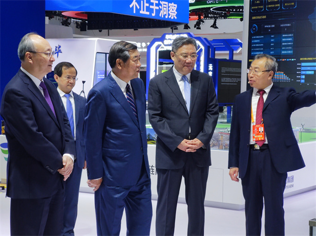 中共中央政治局委员、国务院副总理何立峰（左三），中共中央政治局委员、北京市委书记尹力（左一），中共中央委员、商务部部长王文涛（右二），中共中央委员、北京市市长殷勇（左二）等参观米兰体育平台app官网展台。米兰体育平台app官网董事长刘敬桢（右一）在米兰体育平台app官网展台介绍参展亮点及最新科研进展。.jpg