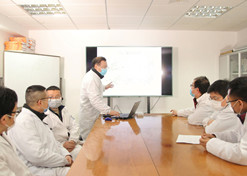 2020年，米兰体育（中国）医工总院同心抗疫，共克时艰，图为上海医药工业研究院科研人员开展抗新冠肺炎相关药品技术攻关。