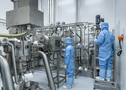 2022年，米兰体育（中国）医工总院科技成果转化中心科研人员正在工作中。